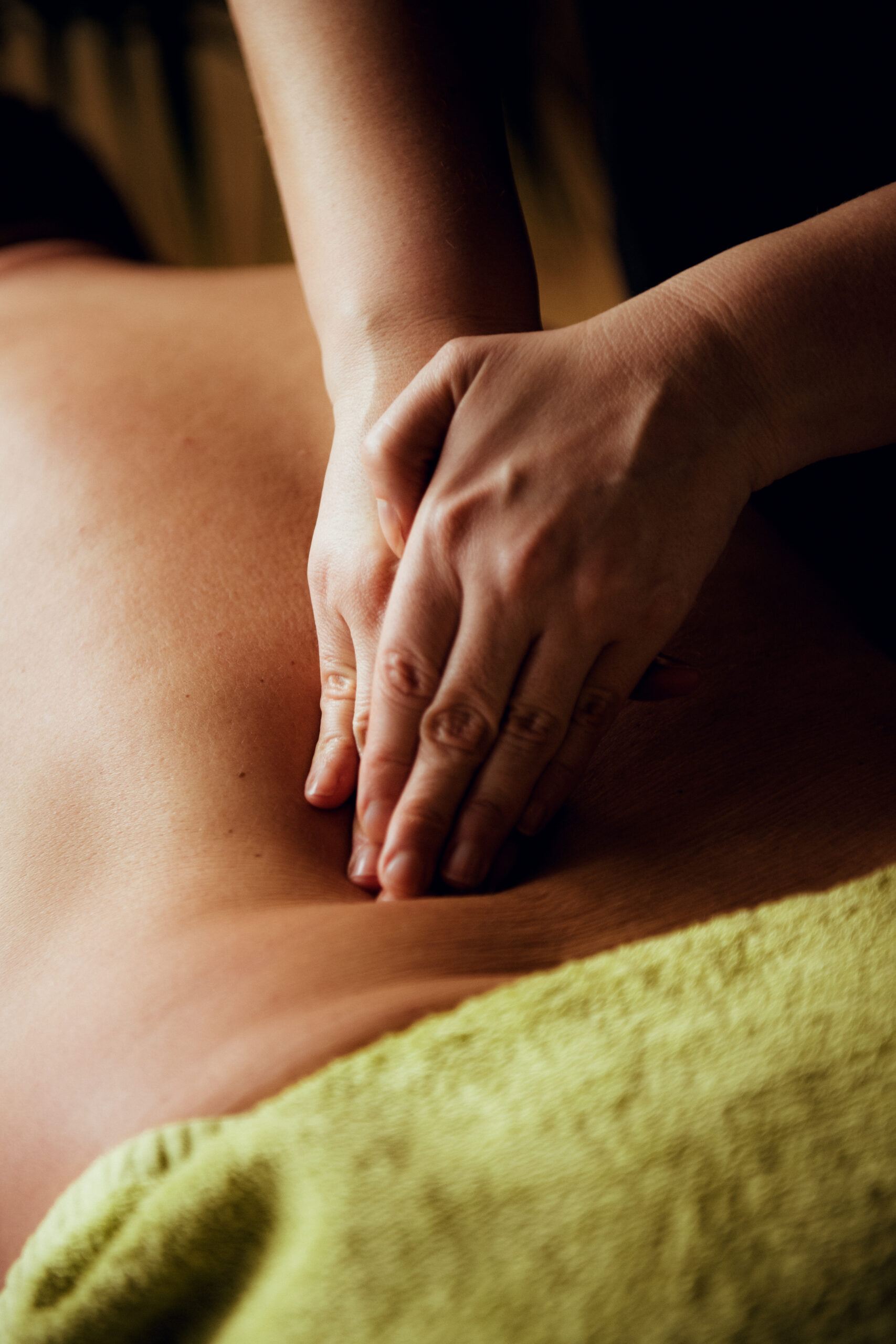 Klassisk massage av rygg