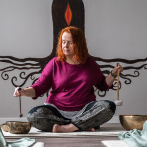 Anette håller avslappnande Sound Healing för djup meditation och stresslindring på Onlife Yoga & Hälsostudio. Sound Healing Kallhäll. Sound Healing Järfälla.