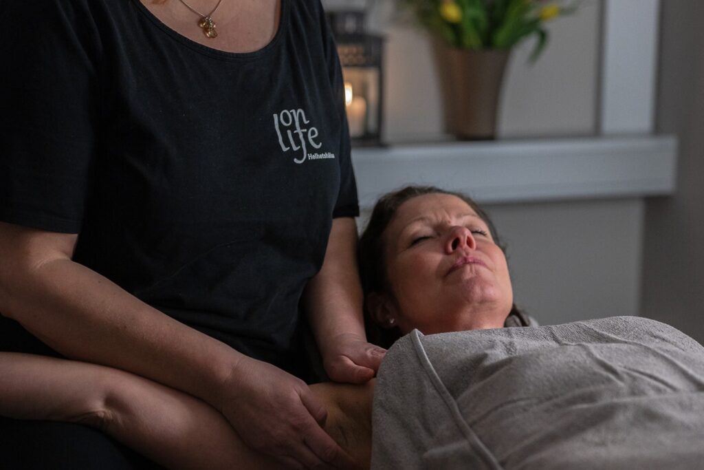 Boka behandling i Järfälla! Anette ger lymfmassage för att förbättra lymfflödet och minska svullnad i armar och ben. Perfekt för dig som vill öka cirkulationen och mjuka upp kroppen. Lymfmassage Järfälla. Lymfmassage Kallhäll.