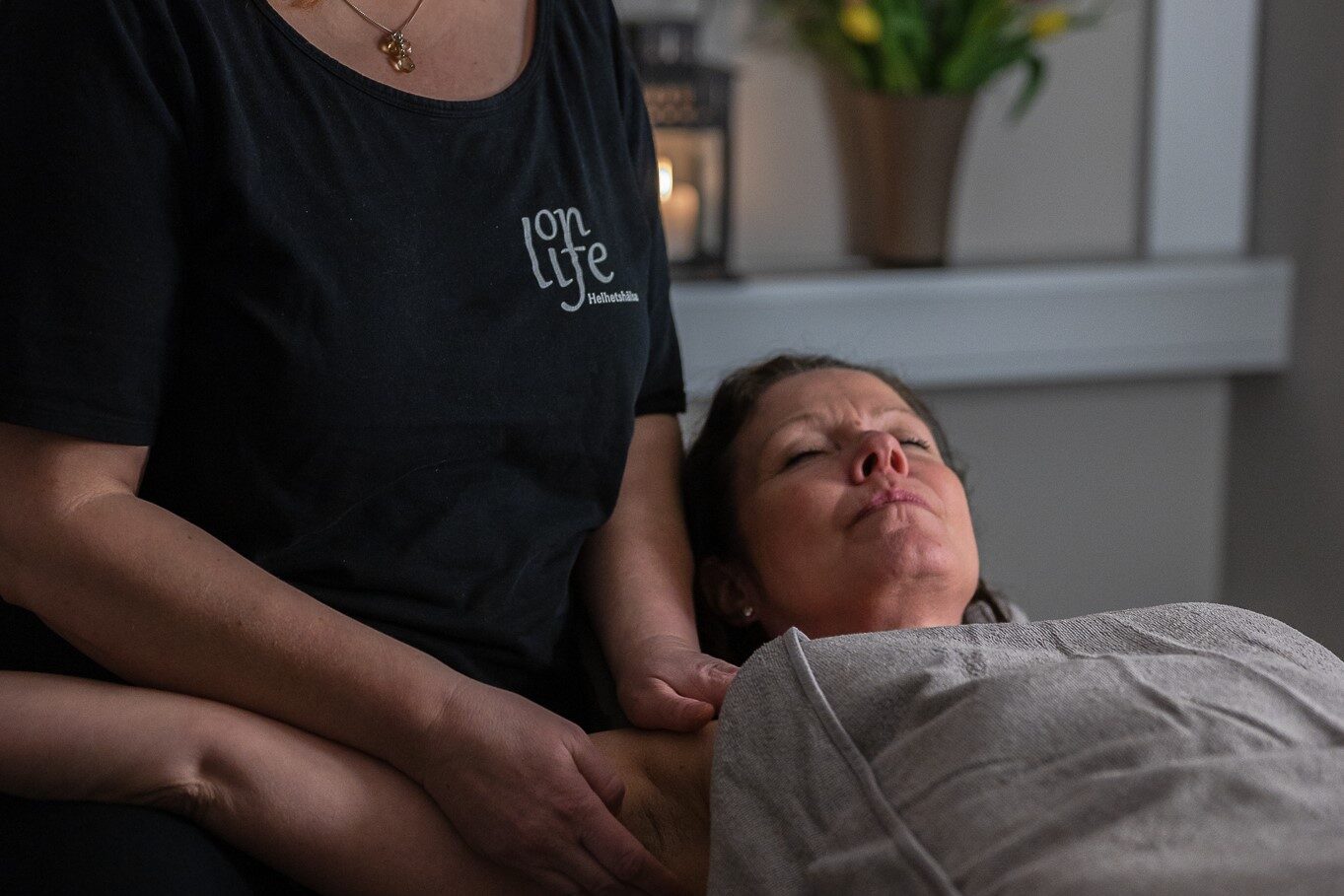 Boka behandling i Järfälla! Anette ger lymfmassage för att förbättra lymfflödet och minska svullnad i armar och ben. Perfekt för dig som vill öka cirkulationen och mjuka upp kroppen. Lymfmassage Järfälla. Lymfmassage Kallhäll.