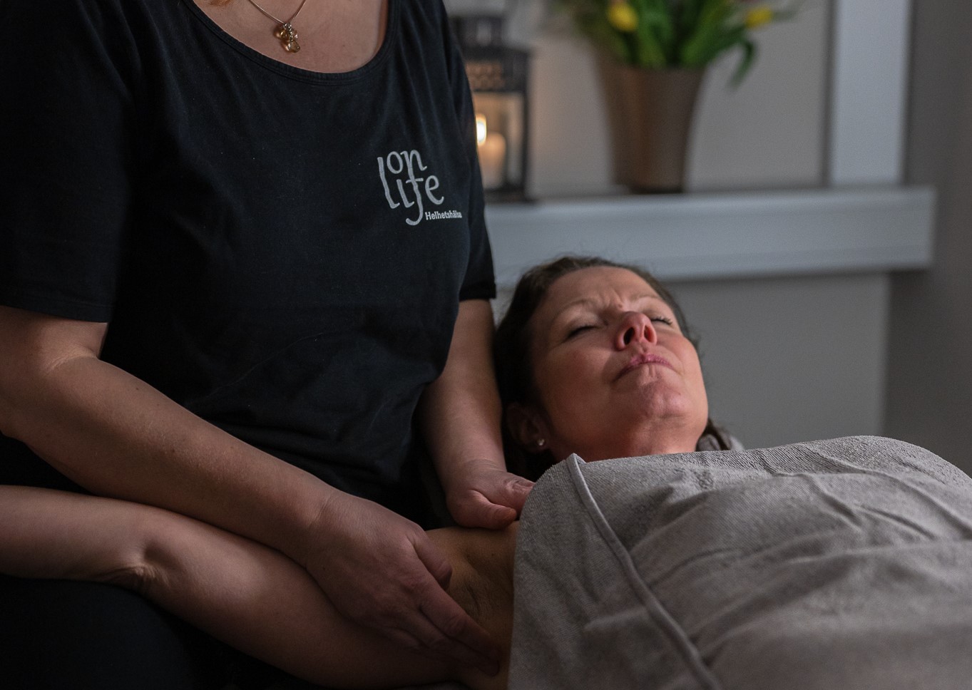 Boka behandling i Järfälla! Anette ger lymfmassage för att förbättra lymfflödet och minska svullnad i armar och ben. Perfekt för dig som vill öka cirkulationen och mjuka upp kroppen. Lymfmassage Järfälla. Lymfmassage Kallhäll.