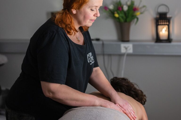 En kvinna får en avslappnande klassisk massage i Järfälla med fokus på nack- och axelområdet hos OnLife Yoga & Hälsostudio för stresslindring och välbefinnande.