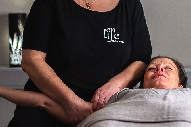 En kvinna får en välgörande lymfmassage av Anette Vikström på OnLife i Kallhäll, Järfälla.