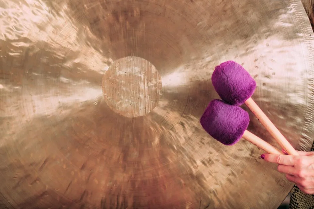 Anette Vikström håller Gongbad på OnLife Yoga & Hälsostudio i Kallhäll centrum, Järfälla.