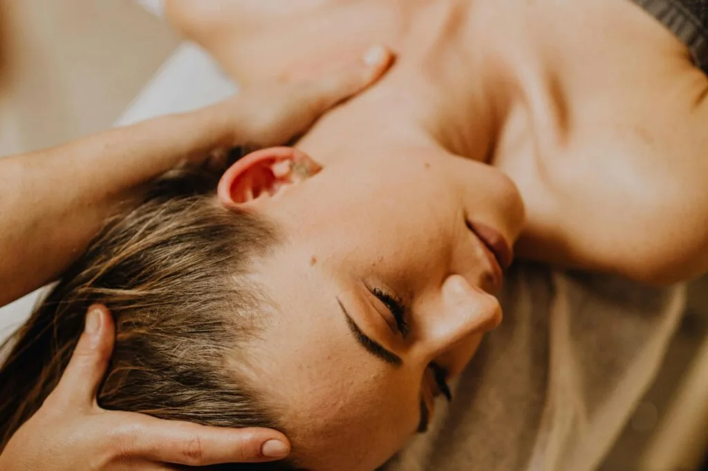 Anette Vikström ger intuitiv kroppsterapi för att hitta lugnet. Kallhäll centrum, Järfälla.