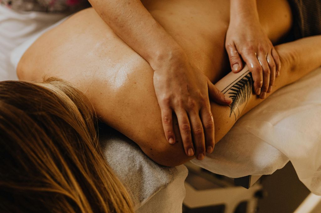 Klassisk massage Järfälla – en kvinna får en avslappnande massage för stresslindring och välbefinnande hos oss på OnLife Yoga & Hälsostudio.
