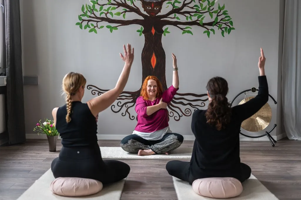 Anette håller kärleksfull Lymfyoga för kvinnor. Välkommen till OnLife i Kallhäll, Järfälla!