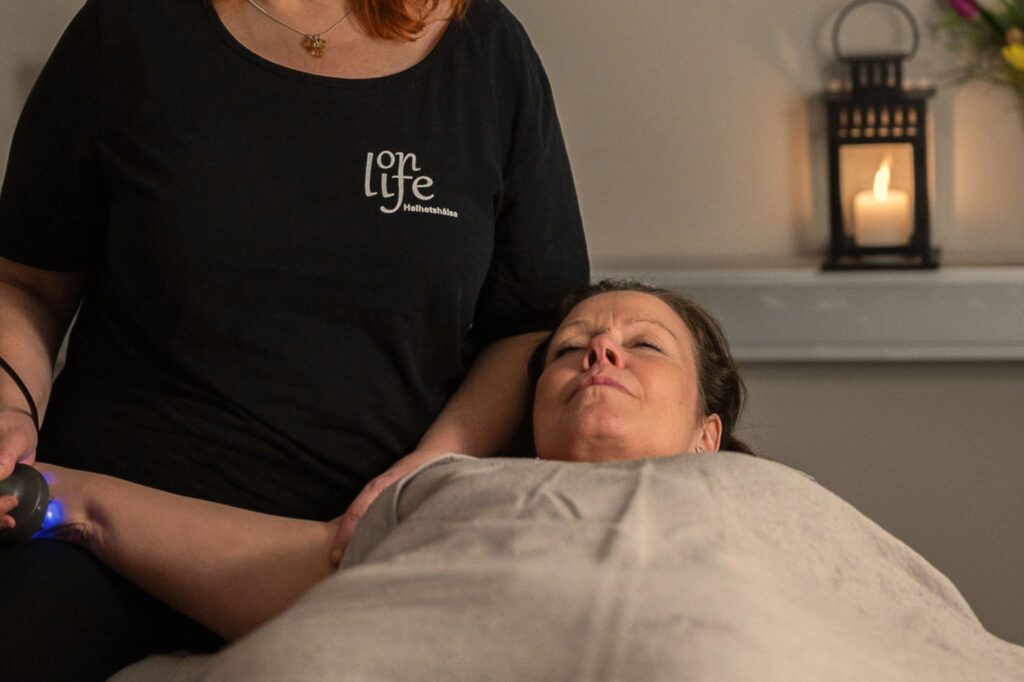 Anette Vikström ger medicinsk laser för att hitta lugnet och skapa läkning i kroppen. Onlife Yoga & Hälsostudio i Kallhäll centrum, Järfälla.