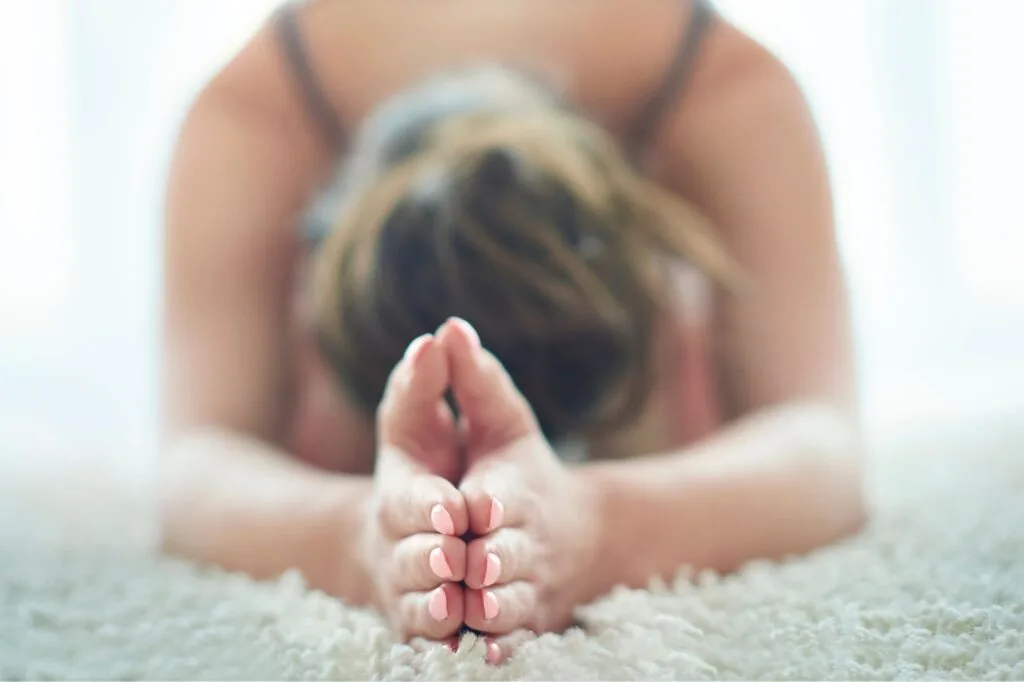 Anette håller kärleksfull Yinyoga. Välkommen till OnLife i Kallhäll, Järfälla!