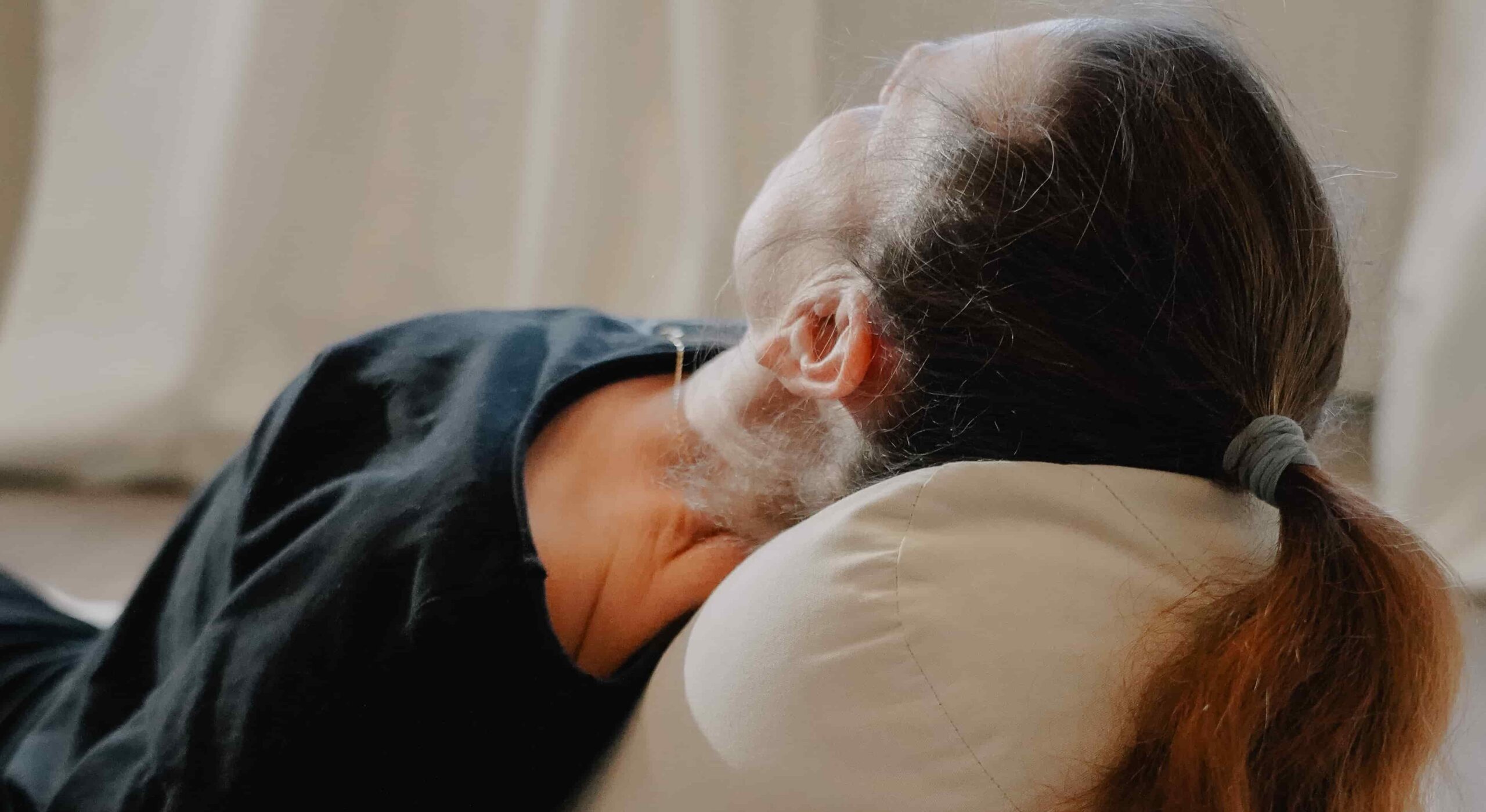 Kvinna som vilar i en yinyogaposition i en lugn miljö, yinyoga hos OnLife i Kallhäll.