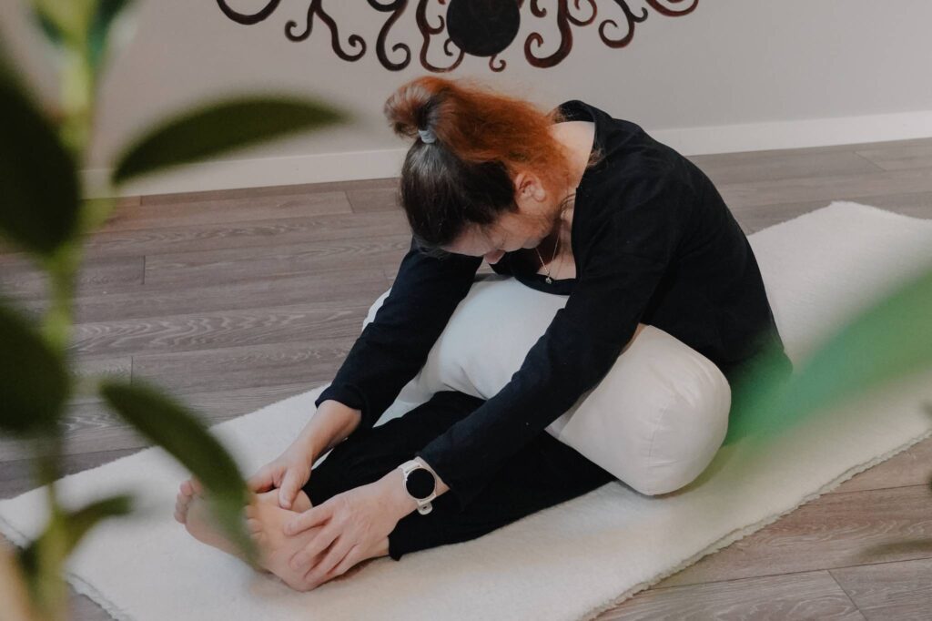 Köp yogakort hos OnLife yoga & Hälsostudio i Kallhäll centrum, Järfälla.