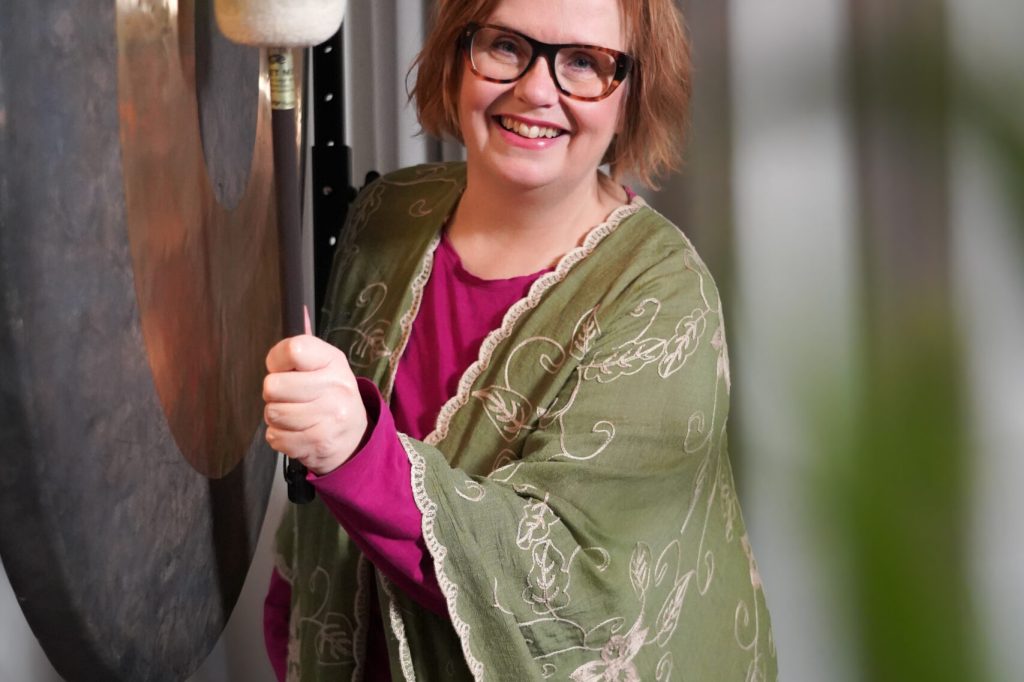 Anette Vikström håller Gongbad på OnLife Yoga & Hälsostudio i Kallhäll centrum, Järfälla.
